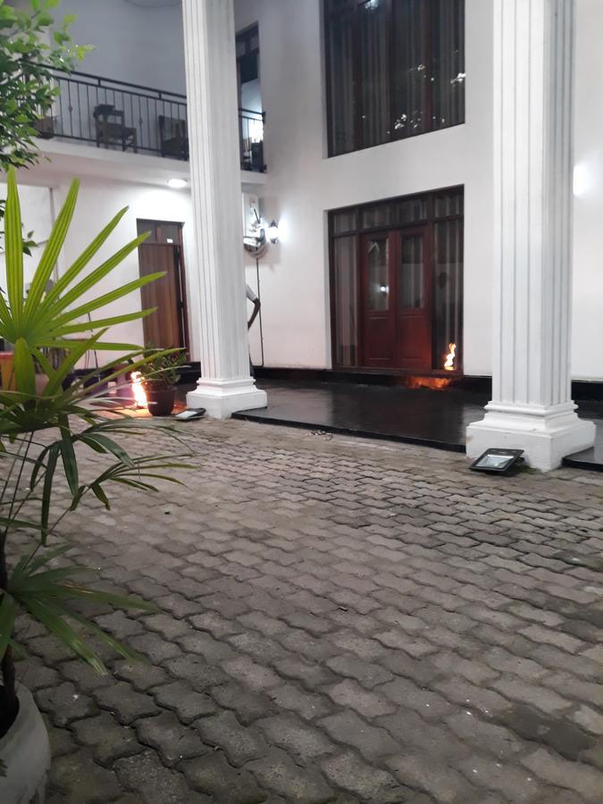 The Kingston Hotel Кирибатгода Экстерьер фото